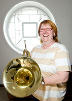 Kapellimestari P�ivi Pyym�ki on puhallin- ja ty�v�enmusiikin moniosaaja ja nuorten soittajien kouluttaja.  Uusia puhallinmusiikin s�velt�ji� on, mutta uutta ty�v�enmusiikkia soittokunnille ei ole. Mutta ovathan n�m� upeat vanhat marssit ja valssit, sanoo P�ivi Pyym�ki. Foto. JANNE RUOTSALAINEN