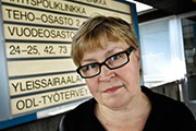 Ty�yhteis�n psyykkisest� v�kivallasta v�itelleen Pirkko Sandelinin mielest� terveydenhuollossa ei voi tehd� hyv�� ja ammattitaitoista hoitoty�t�, jos ty�ntekij�t eiv�t keskustele kesken��n. Foto: HARRI NURMINEN