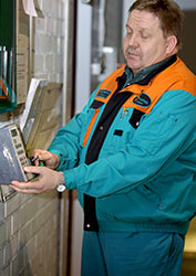 Ty�ntekij� p��tt�� ylit�iden j�lkeen ulos kirjautuessaan kirjaako sen tavalliseksi ylity�ksi vai joustoiksi. Metso Paperin J�rvenp��n tehtaan p��luottamusmies Juha Kaasinen n�ytt�� mallia. Foto: TUULIKKI HOLOPAINEN