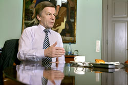 Uudella ministeri�ll� on superhaasteet vastattavanaan, arvio kauppa- ja teollisuusministeri Mauri Pekkarinen. Foto: TUULIKKI HOLOPAINEN
