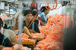 Phnom Penhiss� sijaitseva Archid Garment -tekstiilitehdas on mukana ILO:n Paremmat tehtaat projektissa. Projektin avulla kansainv�liset ostajat, tehtaiden omistajat ja ammattiliitot halutaan saada puhaltamaan yhteen hiileen parempien ty�olojen puolesta. Foto: TIMO JAKONEN