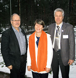 Pentti M�kinen (vasemmalla), Aira H�nninen ja Seppo Fahlstr�m kehuivat Kiljavalla tammikuun alussa pidetty� seminaaria ilmapiirilt��n hyv�ksi ja keskustelevaksi. Foto: PIRJO PAJUNEN