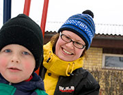 Oskari kiikkuu pihalla, �iti antaa vauhtia ja valokuvaaja kuvaa. Sitten Oskaria alkaa keikuttaa, putoaisi keinusta, elleiv�t �idin k�det olisi valmiina kannattelemaan, jotta Oskari ei kiepsahda sel�lleen maahan. Foto: HELI SAARELA