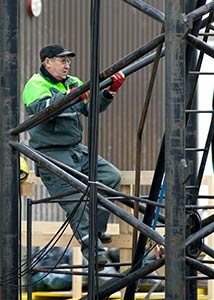 Ty�suojeluvaltuutettu Rauno Niemenrinne kiipe�m�ss� ty�pisteeseens� nosturiin. Foto: VELI-MATTI L�HTEENM�KI