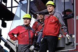 Trukkikuski Aarto Vihattula ja varap��luottamusmies Sami Nyman ovat Mika Vuotin tavoin huomanneet konserniohjauksen tiukentuneen. Foto: HARRI NURMINEN