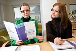 Tilaajavastuulaki ei ole kaikille viel� tuttu, kertovat tarkastajat Eveliina Forssell ja Mirva Peiponen. Foto:  HELI SAARELA