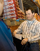 Oskar Ahon ty�p�iv� k�ynnistyy tarkastuksella Etel�-Suomen Logistiikkataloon. Foto: HELI SAARELA