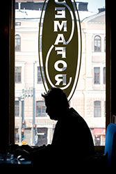  Suomalainen demokratia on huonoissa kantimissa. Tuntuu olevan niin, ett� kun ihminen saa valtaa, kyky empatiaan katoaa, V��n�nen puuskahtaa. Foto: JANNE RUOTSALAINEN