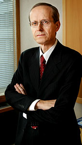 SAK:n Arto Kuusiola antaa ammattiosastoille vero-ohjeita.