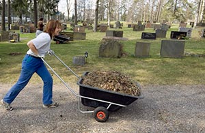 Ritva Pekkola-Visselle jtteiden lajittelu on itsestn selv. Foto. PATRIK LINDSTRM