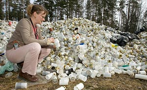 Eila Nyknen luopuisi ilomielin muovikynttilist. Foto: PATRIK LINDSTRM