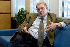  Kun talouskriisi nyt tekee tuloaan, ei olisi ollenkaan huono juttu, jos ty�kalupakissa olisi tulopoliittinen ty�v�line, arvioi Riku Aalto, joka on ottanut paikkansa puheenjohtajan huoneessa Metallitalon seitsem�nness� kerroksessa. Foto: PATRIK LINDSTR�M