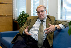  Kun talouskriisi nyt tekee tuloaan, ei olisi ollenkaan huono juttu, jos ty�kalupakissa olisi tulopoliittinen ty�v�line, arvioi Riku Aalto, joka on ottanut paikkansa puheenjohtajan huoneessa Metallitalon seitsem�nness� kerroksessa. Foto: PATRIK LINDSTR�M