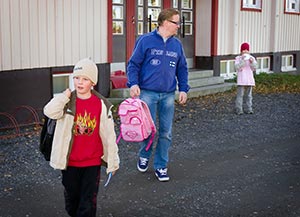 Lopultakin. Is� otetaan vastaan iloisin ilmein, kun h�nell� on aikaa hakea Kosti ja Kia koulusta. Foto: JANNE RUOTSALAINEN
