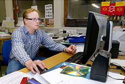 Luottamusmies valvoo lakien ja sopimusten noudattamista. Foto: JANNE RUOTSALAINEN