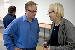 P��luottamusmies Kristo Korpela ja Toimihenkil�unionin asiamies Taru Reinikainen keskustelevat. Neuvotteleminen on vastakin keskeinen osa luottamusmiehen ty�st�. Foto: Patrik Lindstr�m