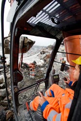 Anders Gr�nroosin ohjauksessa nousee kalkkikive� jopa 62 tonnia. Foto: ROBERT SEGER