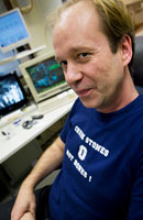 Jouni Silkka valvoo prosessia. Foto: ROBERT SEGER