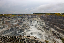 Paraisilla on kaivettu kalkkia jo 110 vuotta. Avolouhos on kuin amfiteatteri, joka nousee portaittain. K�sity� on siirtynyt koneille, joten kaivoksessa n�kyy vain v�h�n ty�ntekij�it�. Foto: ROBERT SEGER