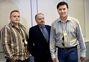 Suututtaa, ettei tuottavuusohjelmalla tunnu olevan kasvoja p��tt�j�puolella, Jani Sepp�l�, Martti Korhonen ja Timo Kajukorpi sanovat. Foto: TUULIKKI HOLOPAINEN