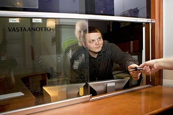 Virastomestari Jani Sepp�l� sanoo tuottavuusohjelman t�rvelleen valtion ty�nantajakuvaa. Foto: TUULIKKI HOLOPAINEN