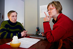 Helj� Lehtonen perehdytt�� Tero Valovuorta uuteen ty�h�n. Invalidiliitto haluaa tarjota uusille ty�ntekij�ille ty�yhteis�taitoja sis�lt�v�n ty�kalupakin. Foto: JANNE RUOTSALAINEN