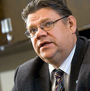 Timo Soini mrittelee itsens arvokonservatiiviksi, joka tuntee hengenheimolaisuutta duunareihin ja rehellisiin yrittjiin. Foto: HELI SAARELA
