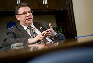 Verojen keventmisen aika ei ole nyt, Timo Soini kritisoi hallitusta. Foto: HELI SAARELA