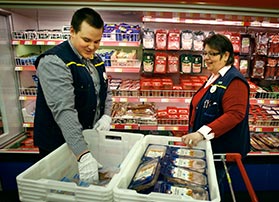 Uusien tyntekijiden perehdyttmisess tysuojelun nkkulma on aina muistettava. Tasokrryjen ress Simo Saarikivi ja Riitta Seppnen. Foto: JAAKKO KILPIINEN