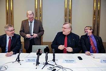 Uuden teollisuuden suurliiton synty on varmistunut. Tiedotustilaisuudessa myhilivt Metallin liittosihteeri Matti Mkel (vas.) ja puheenjohtaja Riku Aalto sek Kemian puheenjohtaja Timo Vallittu ja liittosihteeri Hannu Siltala. Foto: HELI SAARELA