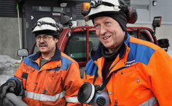 Murskamiehille Aimo Sutiselle ja Eero Korhoselle kaivostyö oli tervetullut elämänmuutos. Työmaa on heidän "viimeinen savottansa" ennen eläkeikää. Foto: HARRI NURMINEN