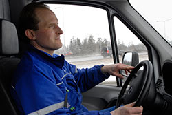 Marko Neva toimittaa Itellan paketteja ja tavaroita asiakasyrityksiin pienell� kuorma-autolla. H�n ei koe ty�t��n erityisen vaarallisena tai kielteisell� tavalla stressaavana. Foto: SYNN�VE RABB