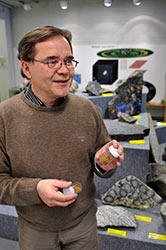 Oulun yliopiston geologian ja mineralogian professori Seppo Gehr pitelee ksissn historiaa; purkeissa on Soklin lateriittimalmia, joka on rapautunut kalliosta 60 miljoonaa vuotta sitten. Foto: HARRI NURMINEN