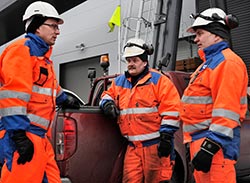 Pluottamusmies Jukka Vetola (vas.) hoitaa muun muassa Seppo Schroderuksen ja Mika Kyllsen palkka-asioita. Foto. HARRI NURMINEN