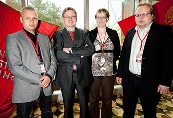 Tsemppi puheenjohtaja Vesa Maurialalle (toinen vas.) toivottivat Niko Pelho (vas), Sari Kosunen ja Antti Ahonen. Foto: JANNE RUOTSALAINEN