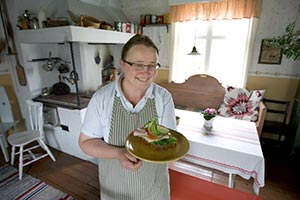Vlipalan aika. Ohikulkija voi nautiskella Marja Saaren herkuista.  Foto: PATRIK LINDSTRM