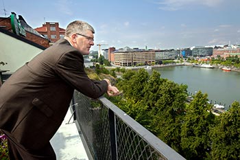 Onpa Helkavuori saanut j��tt� j�lkens� Kirjan taloonkin. Se on ullakolle tehty sauna vuoden 1987 remontin yhteydess�. Silloin h�n oli t�iss� Kirjan talolla. Foto. TUULIKIKI HOLOPAINEN