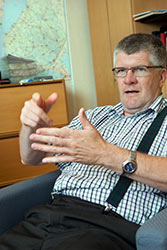 Kun Heikki Helkavuorelta kysyy h�nelle t�rke�� asiaa, esinett� tai henkil��, niin heti oli vastaus valmiina. Se on Kirjan talo. Siell� on ollut kerhoissa ja ammattiosaston kokouksissa. Se on kaunis paikka, siell� on ollut aina hyvi� frendej�. Nuorisojaoston ja syv�painokerhon kokoukset ja pikkujoulut tulevat mieleen. Foto. TUULIKKI HOLOPAINEN