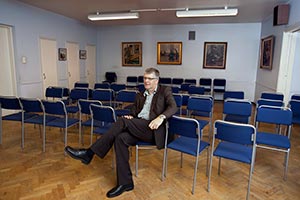 Helkavuori muistelee, ett� t�nne Kirja kerhosaliin mahtui joskus 80 vaalikokoukseen osallistuvaa. Nyt h�n toteaa nuorten yhten� tapaamispaikkana olevan my�s facebook. Foto. TUULIKKI HOLOPAINEN