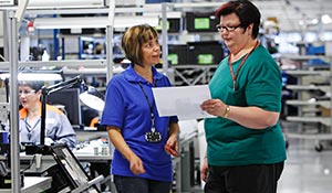 P��luottamushenkil� Pirkko Valtasella (vas) ja ty�h�nopastaja Kaisu Pelkosella on hyvi� kokemuksia paikallisesta sopimisesta. Foto: TIMO HEIKKALA