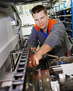 Tekninen tukihenkil� Sami Soikkeli pit�� huolen, ett� elektroniikkatehtaan koneet toimivat taantumassakin. Foto: TIMO HEIKKALA