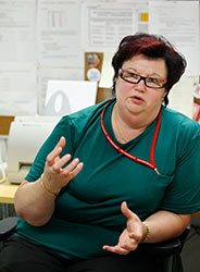 Pirkko Valtanen kertoo, ett� lomapalkkaa alettiin maksaa tasaisesti ty�ntekij�iden aloitteesta. Foto. TIMO HEIKKALA