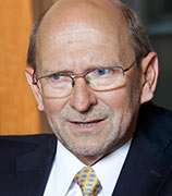 Sovintoesityksen antamisessa oikea ajoitus on t�rke��, sanoo Esa Lonka.  Foto. TUULIKKI HOLOPAINEN