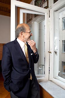 Valtakunnansovittelijan toimistossa on viel� rauhallista. Nyt seurataan eri alojen tilannetta ja neuvottelujen etenemist�, Lonka kertoo. Foto: TUULIKKI HOLOPAINEN