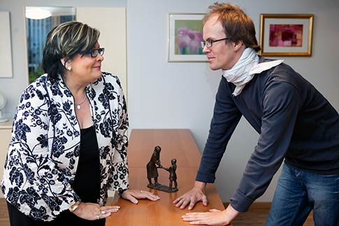 Ann Selin ja Jukka Peltokoski eiv�t saa riitaa aikaiseksi prekariaatin ty�markkina-aseman parantamisesta, mutta menettelytavoista l�ytyy jo eripuraa. Foto: TUULIKKI HOLOPAINEN