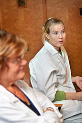 Luottamusmies pysyy ajan tasalla vierailemalla s��nn�llisesti tuotannon puolella. Kuvassa tuotantoty�ntekij� Kati Hattunen ja luottamnusmies Arja Launamo. Foto: TUULIKKI HOLOPAINEN