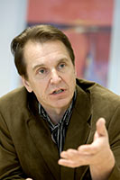 Professori Kari Reijulan mukaan siivouksesta ei kannata s��st��. Foto. PATRIK LINDSTR�M