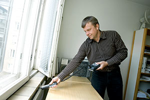 Kari V�h�m�ki korostaa, ettei ty�huoneen k�ytt�j�n pid� olla k�rsiv� osapuoli. Foto. PATRIK LINDSTR�M