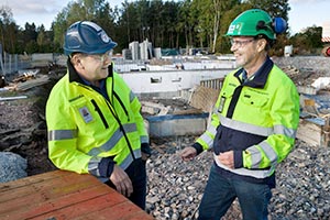 Taisto Peippo (vas) ja ty�suojeluvaltuutettu Erkki Riutta kiittelev�t ty�nantajaa siit�, ett� ty�ntekij�iden hyvinvointi on otettu todesta. Foto: TUULIKKI HOLOPAINEN