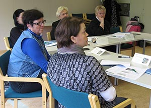 Onnistunut vuorovaikutus palkitsee, totesivat kurssilaiset. Kuvassa Marjatta Nurmela (oik), Sisko Kanniainen, Sonja Laitinen, Leila Turunen ja Leila Levosalo. Foto. PIRJO PAJUNEN